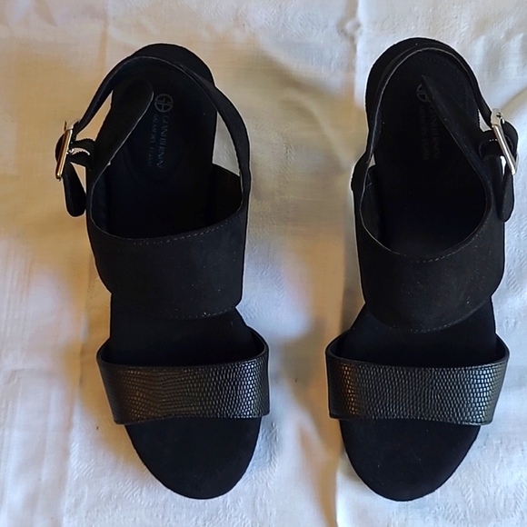 Black Size 7, med width sandals - Picture 1 of 3